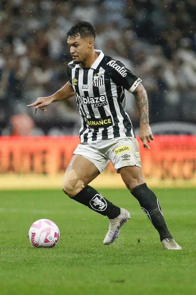 SAO PAULO, BRAZIL – OCTOBER 29: Marcos Leonardo of Santos runs with the ball during the match between Corinthians and Santos as part of Brasileirao Series A 2023 at Neo Quimica Arena on October 29, 2023 in Sao Paulo, Brazil. (Photo by Ricardo Moreira/Getty Images)