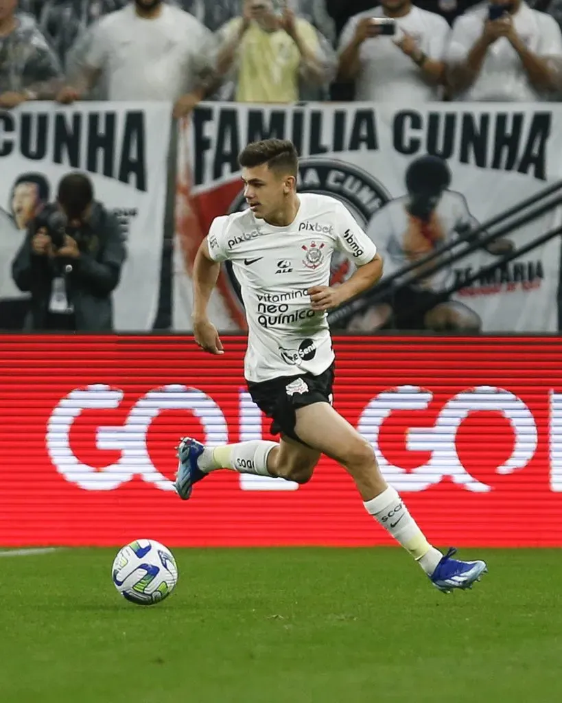 SÃO PAULO, SP (FOLHAPRESS) – 7 DE OUTUBRO: Gabriel Moscardo, do Corinthians, corre com a bola durante a partida entre Corinthians e Flamengo pela Série A 2023, na Neo Quimica Arena, no dia 7 de outubro de 2023, em São Paulo. (Foto: Ricardo Moreira/Getty Images)