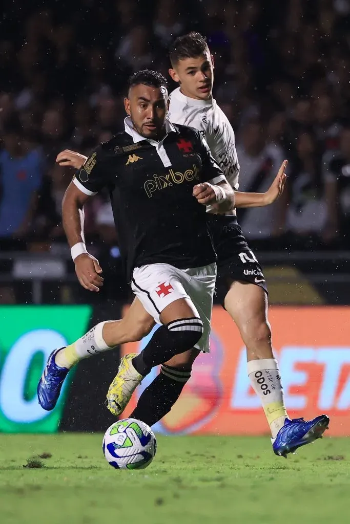 Payet disputa bola com Gabriel Moscardo. Foto: Buda Mendes/Getty Images
