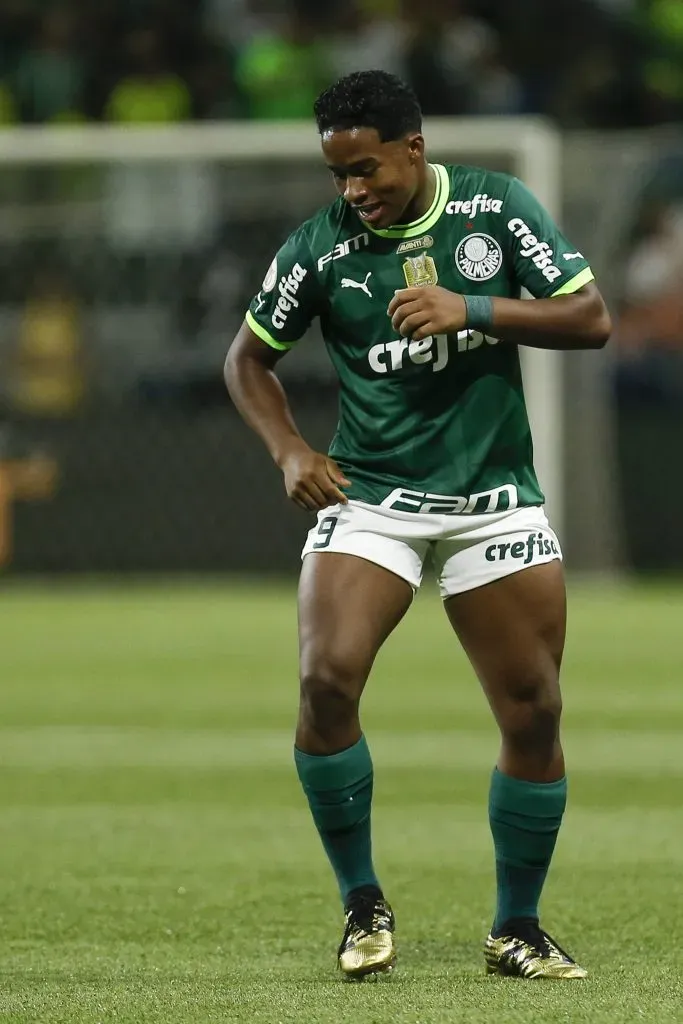 Endrick comemora gol pelo Palmeiras. Foto: Ricardo Moreira/Getty Images