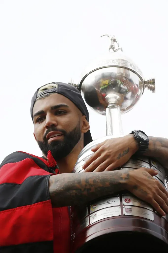 Gabigol com a taça da Libertadores. Foto: Wagner Meier/Getty Images