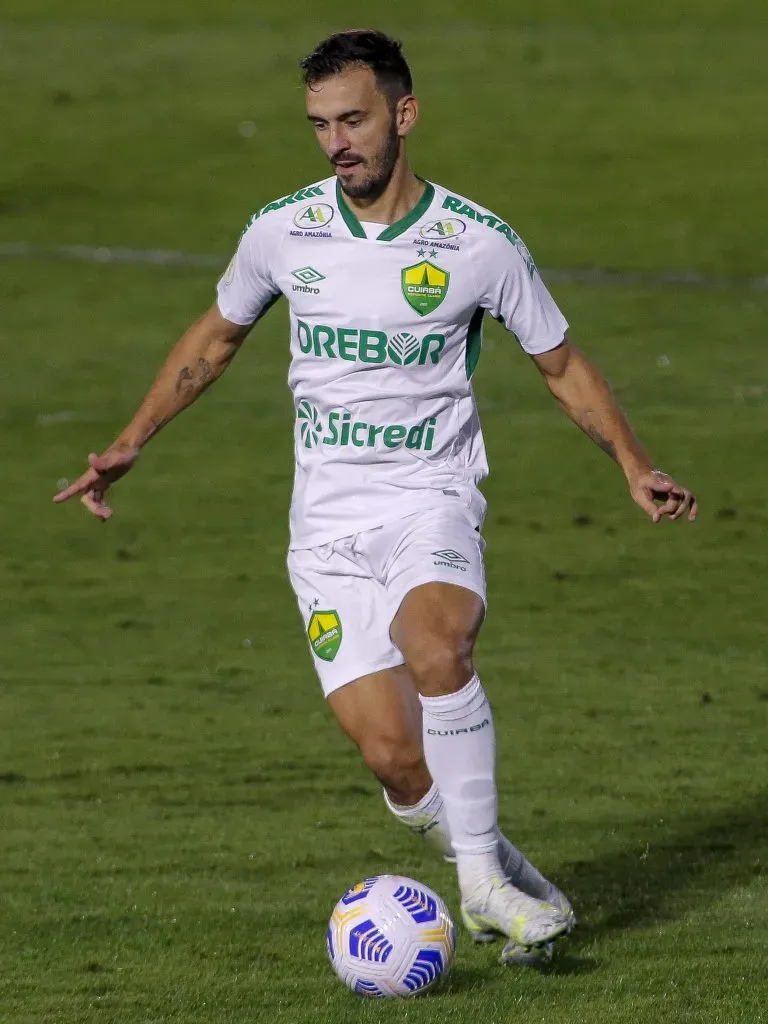 Lateral Uendel em ação pelo Cuiabá – (Photo by Miguel Schincariol/Getty Images)