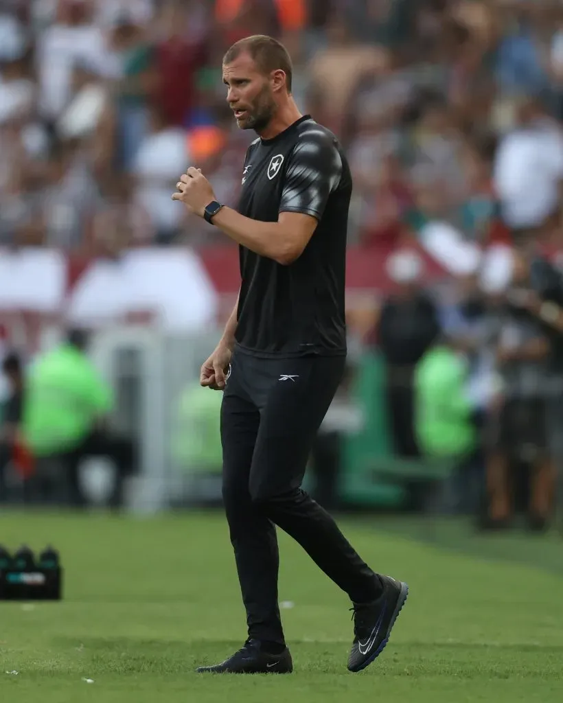 Ex-zagueiro do Botafogo, Joel Carli integrou a comissão técnica de Lucio Flavio no Glorioso. Foto: Flickr Oficial Botafogo FR/Vítor Silva