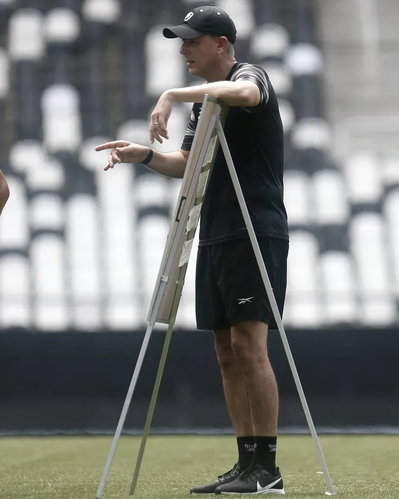 Tiago Nunes prepara o time para a 38ª rodada do Brasileirão. Foto: Flickr Oficial Botafogo FR/Vítor Silva