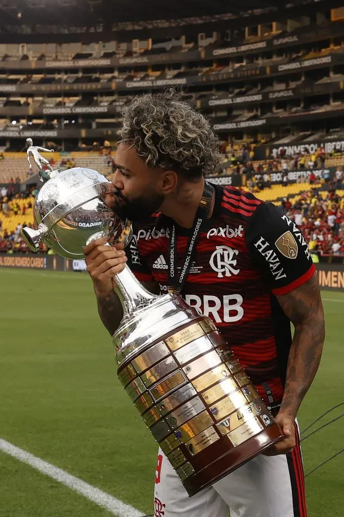 Gabigol com a taça da Libertadores. Foto: Buda Mendes/Getty Images