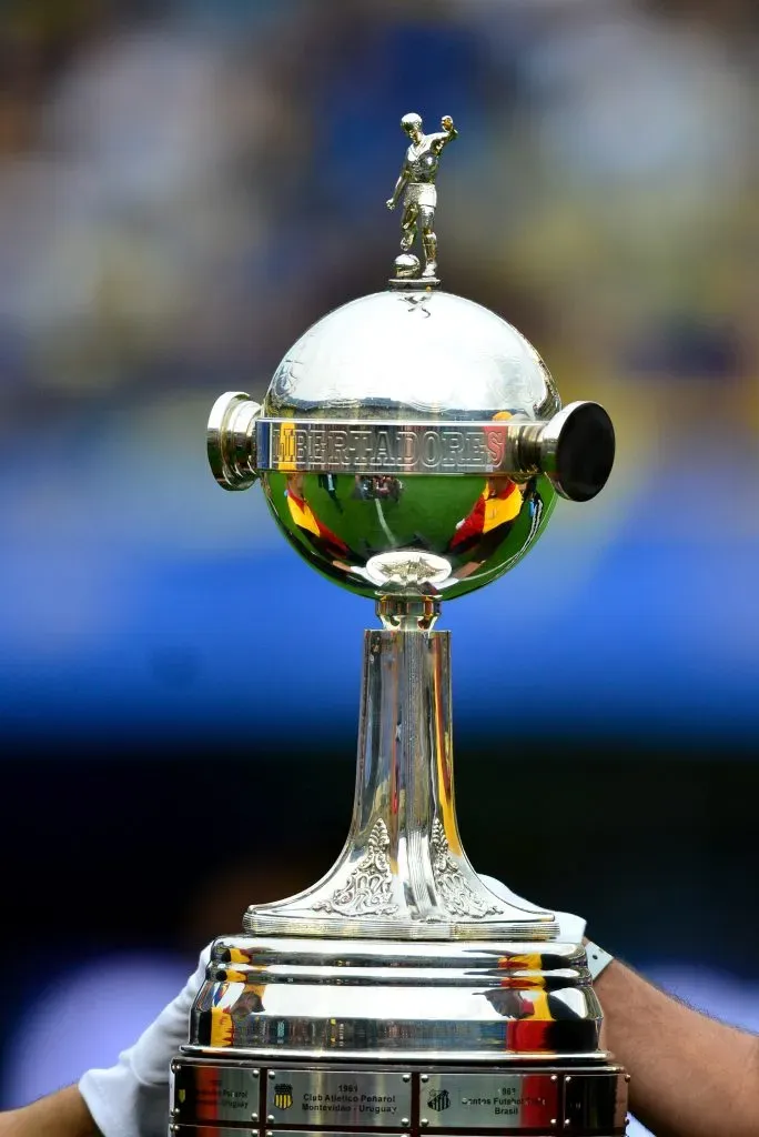 Detalhe do troféu da Copa Libertadores (Photo by Amilcar Orfali/Getty Images)