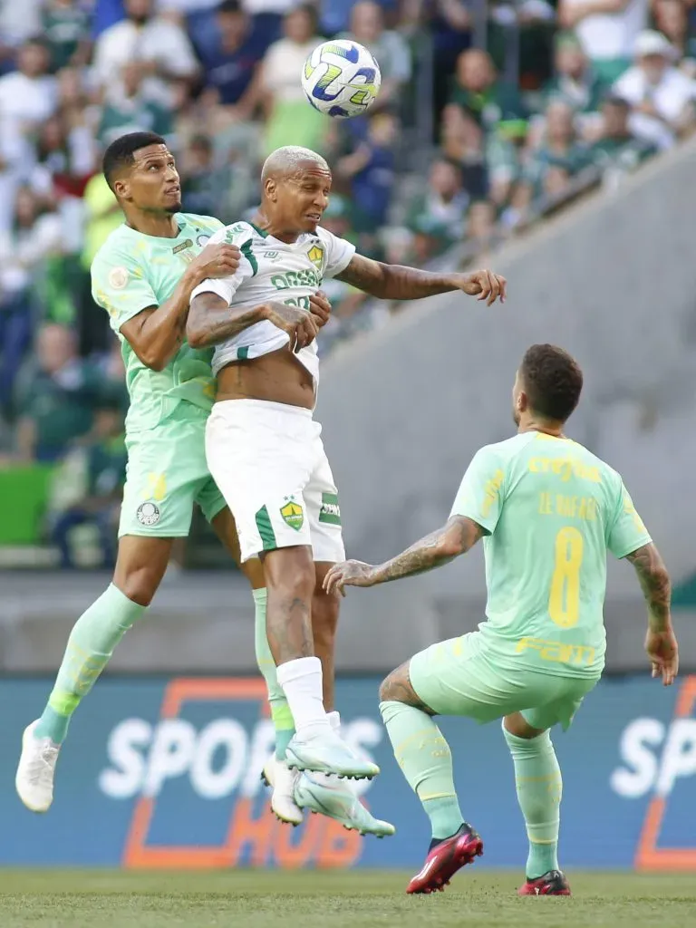 Deyverson disputando bola em jogo contra o Palmeiras. (Photo by Miguel Schincariol/Getty Images)