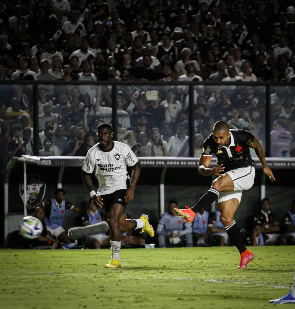 Momento do chute de Paulo Henrique contra o Botafoto. Jogo de seu primeiro gol pelo Vasco | Foto: Matheus Lima/Vasco.