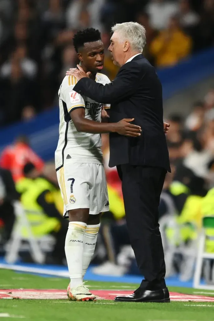 Vinícius Júnior junto com Carlo Ancelotti. Foto: Denis Doyle/Getty Images