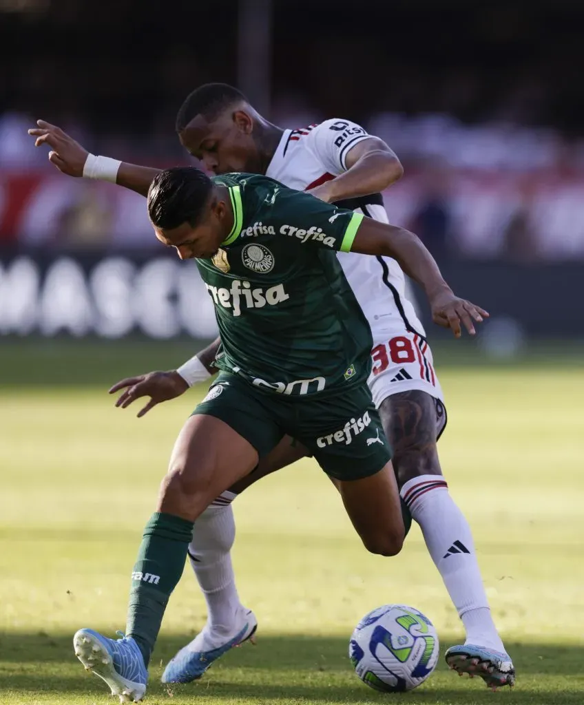Rony of Palmeiras and Caio Paulista of Sao Paulo(Photo by Alexandre Schneider/Getty Images)