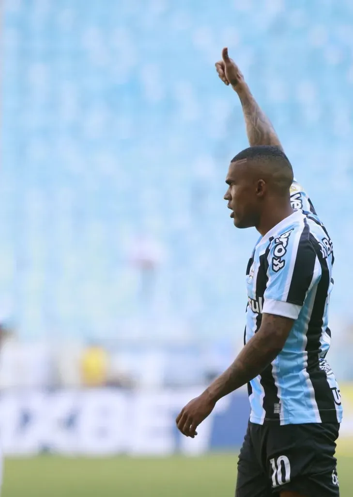 Douglas Costa volta ao Brasil. Foto: Silvio Avila/Getty Images