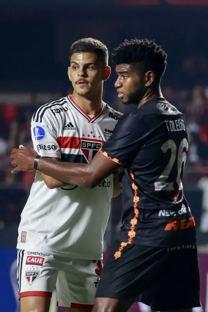  25/05/2022 - COPA SUL-AMERICANA 2022, SAO PAULO X AYACUCHO - Maioli disputa lance com Toledo jogador do Ayacucho durante partida no estadio Morumbi pelo campeonato Copa Sul-Americana 2022. Foto: Marcello Zambrana/AGIF