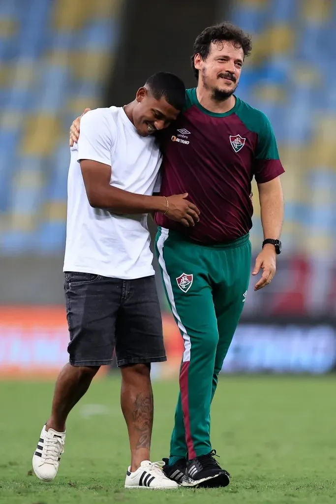 John Kennedy é abraçado pelo técnico Fernando Diniz no Fluminense. Foto: Buda Mendes/Getty Images