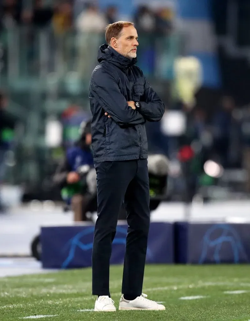 ROMA, Itália – 14 de fevereiro: Thomas Tuchel, treinador do Bayern Munique, acompanha o jogo da primeira mão dos oitavos de final da UEFA Champions League 2023/24 entre SS Lazio e FC Bayern München no Stadio Olimpico em 14 de fevereiro de 2024, em Roma, Itália. (Foto: Paolo Bruno/Getty Images)