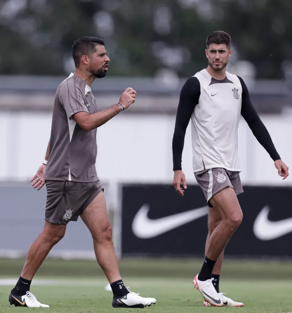 Técnico António oliveira e o atacante Pedro Raul em treino pelo corinthians | foto: rodrigo coca/ag.corinthians