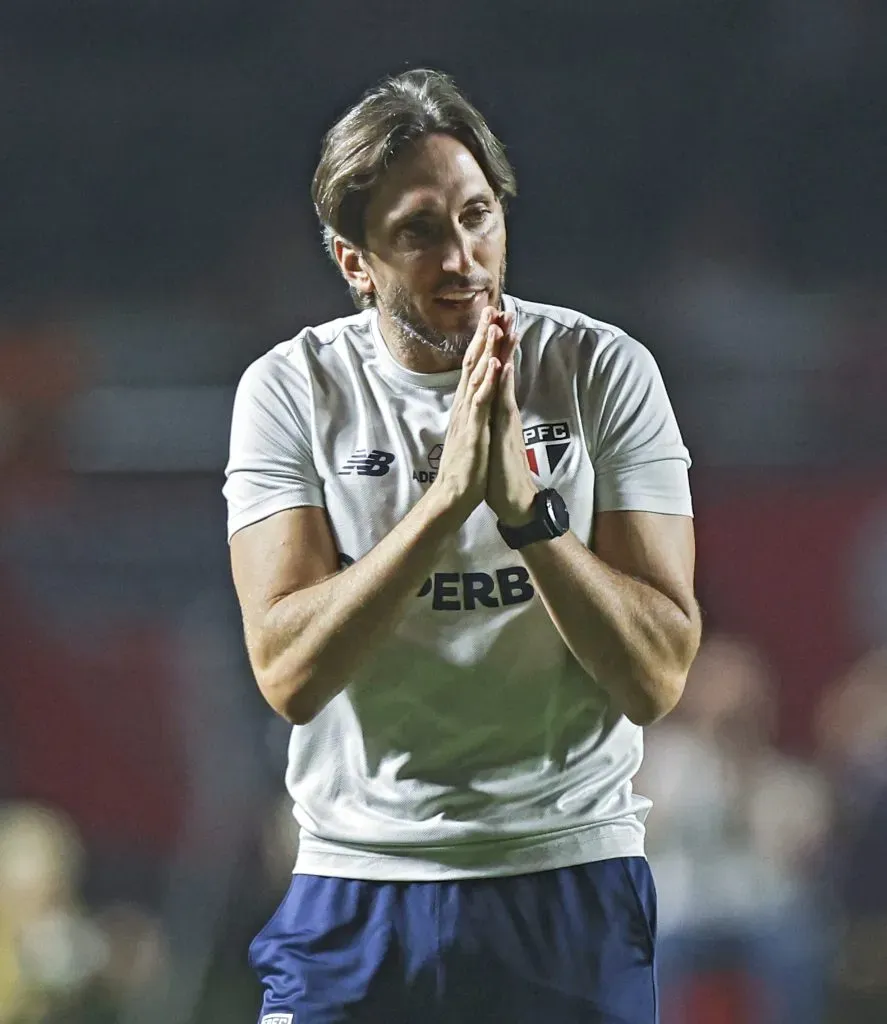 Zubeldía à beira do gramado dando orientações ao elenco do São Paulo (Photo by Alexandre Schneider/Getty Images)