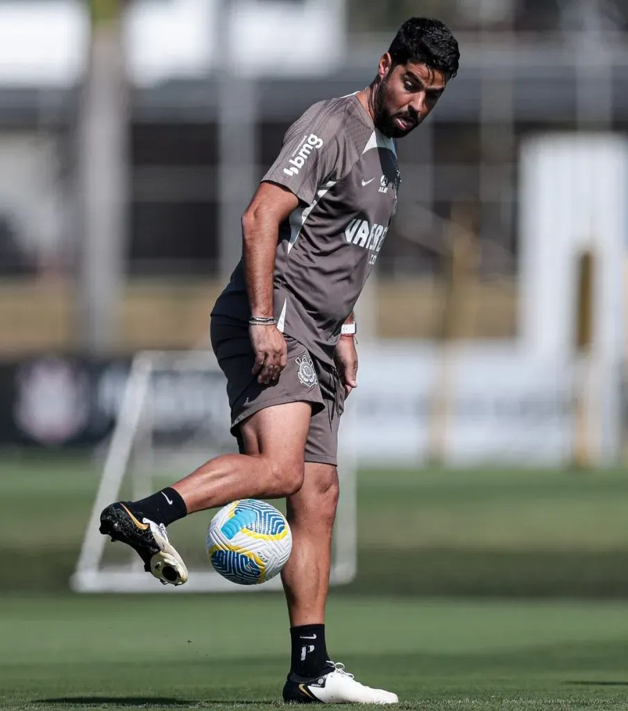 António Oliveira no treino desta sexta (10), o último antes de pegar o Flamengo. Time pode ter mudança tática | foto: rodrigo coca/ag. corinthians