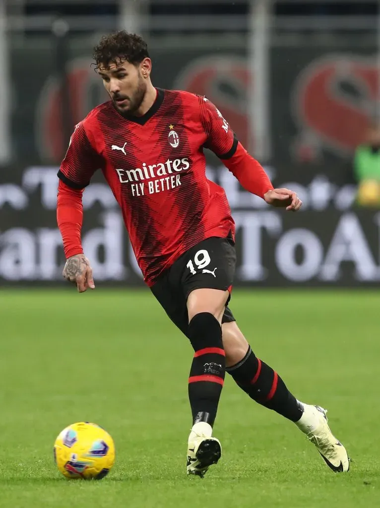 Theo Hernández em jogo pelo Milan. Foto: Marco Luzzani/Getty Images