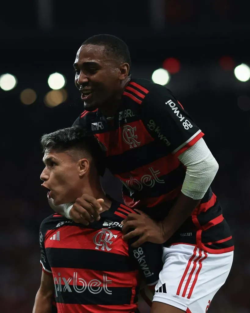Lorran comemora gol de Luiz Araújo no Flamengo. Foto: Buda Mendes/Getty Images