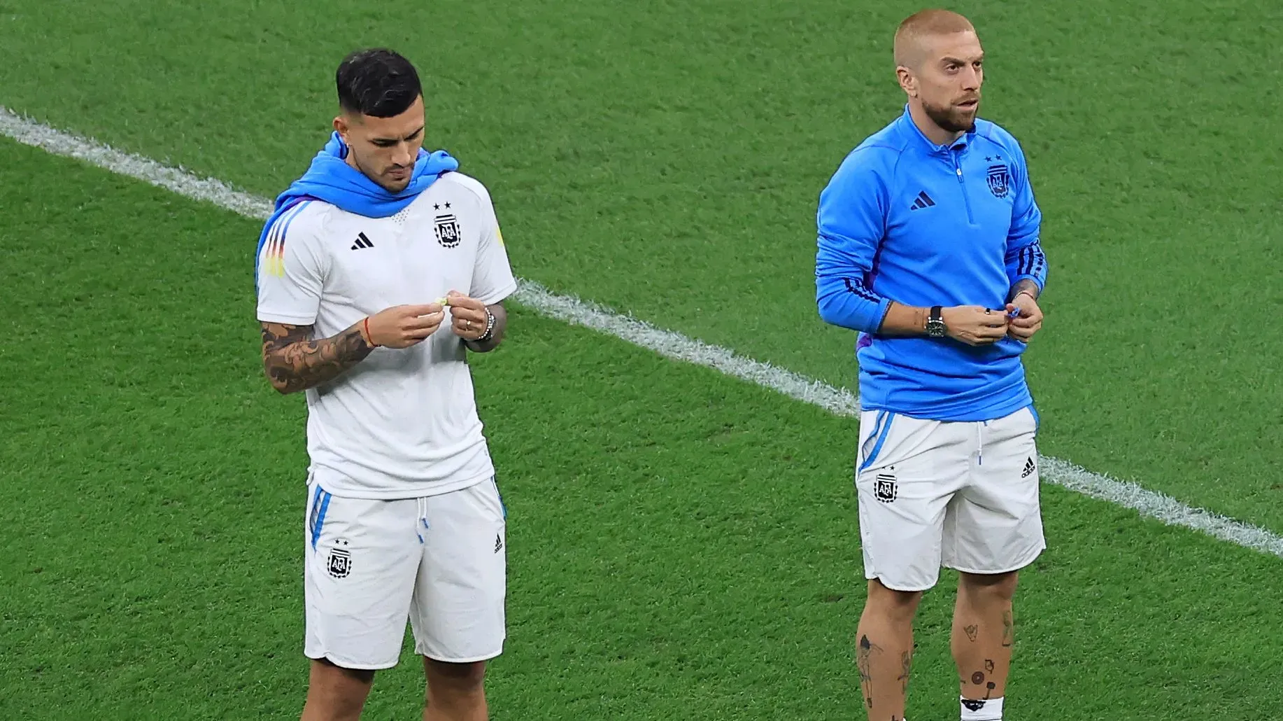 Leandro Paredes trató de disipar las versiones sobre un presunto distanciamiento en la Selección Argentina con Papu Gómez. Getty Images.