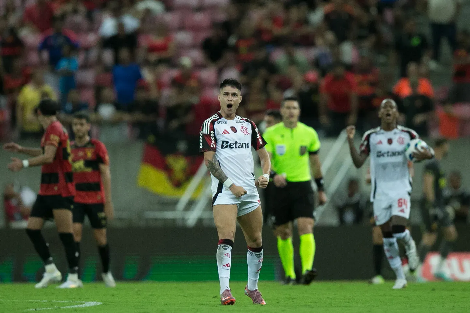 Luiz Araújo foi peça fundamental em goleada que deu liderança ao Flamengo.
