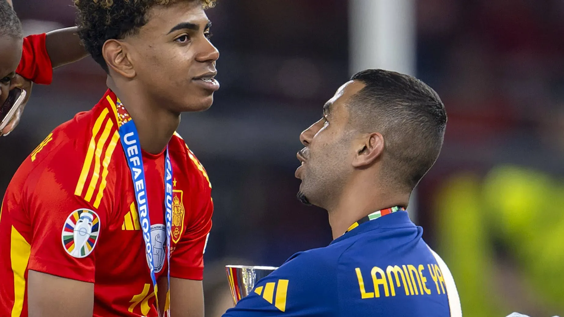 Lamine Yamal junto a su padre en los festejos de la Euro 2024.