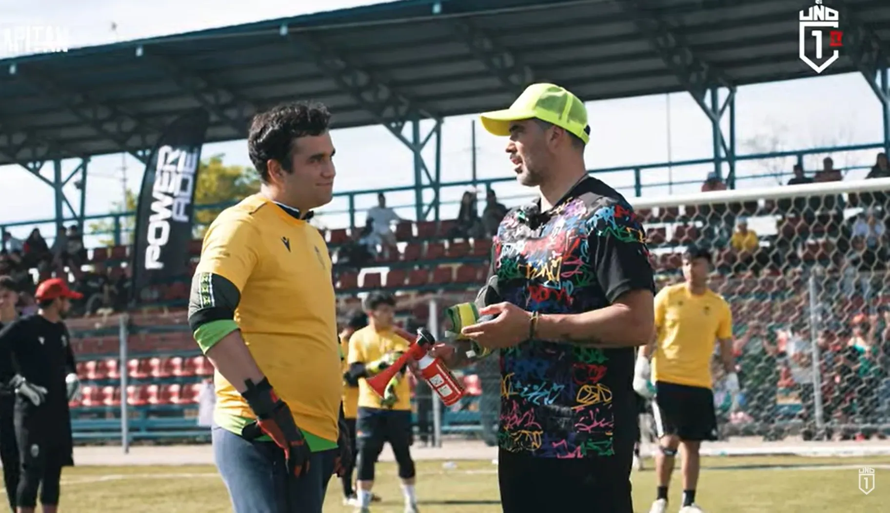 Claudio Bravo junto a su alumno en Chillán