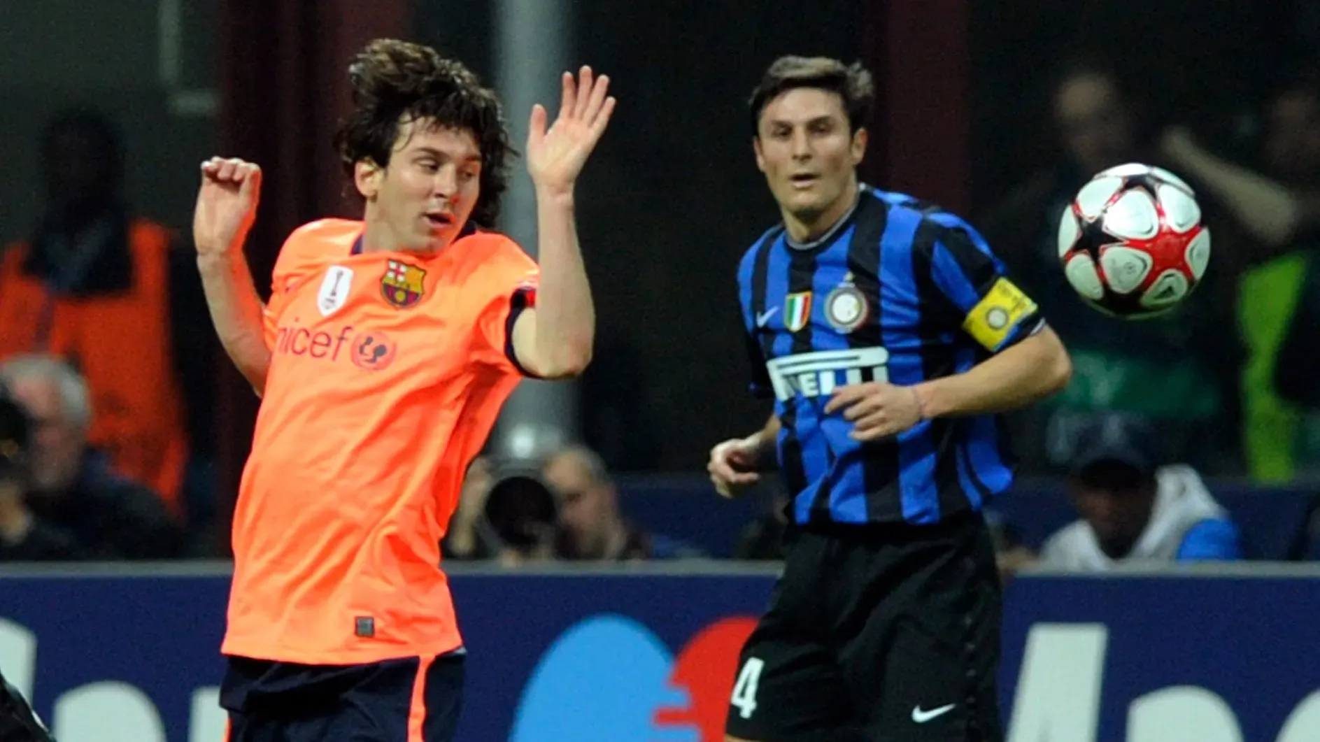 Lionel Messi y Javier Zanetti en un Inter de Milán vs. Barcelona disputado en San Siro. Getty Images.