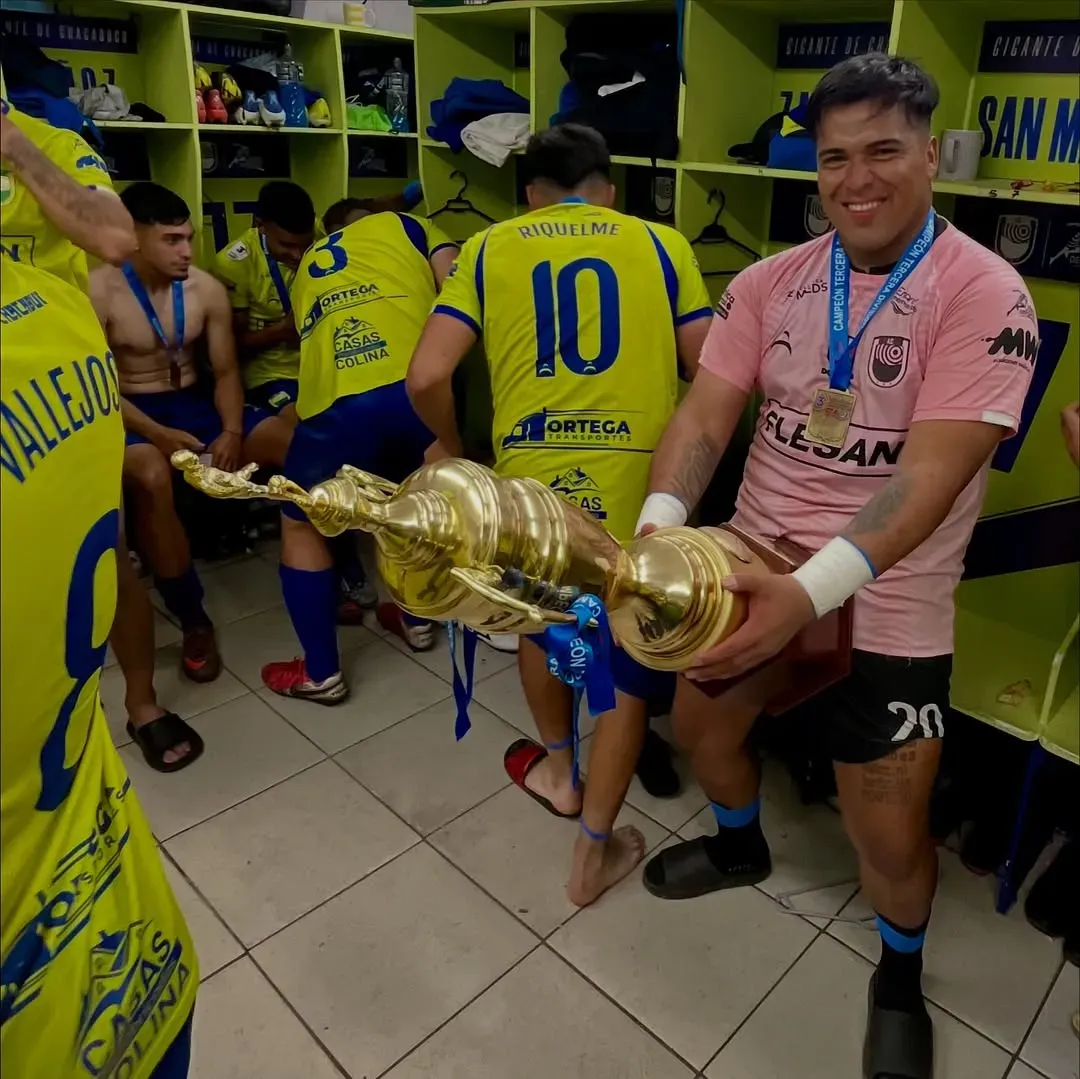 Bórquez celebrando el título con Colina a lo Dibu Martínez