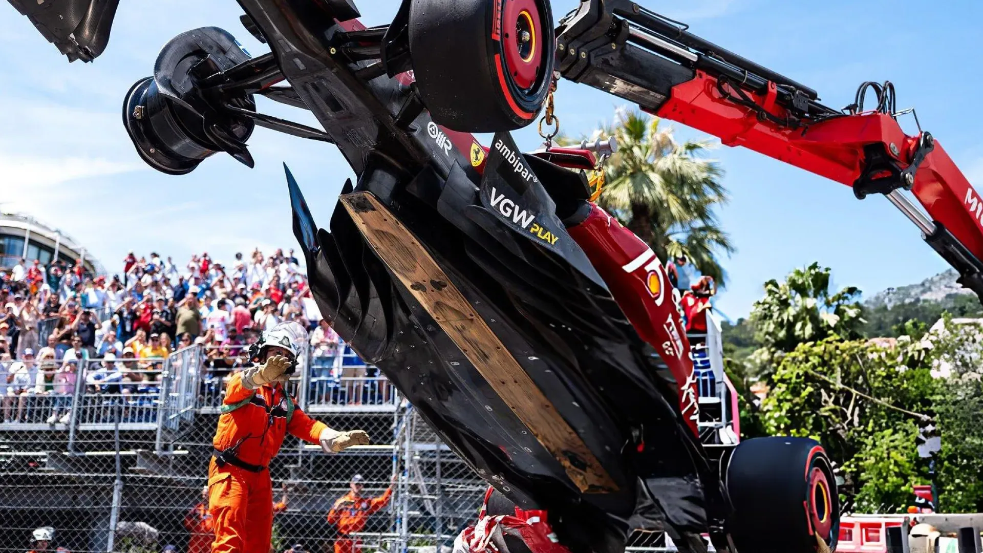 Los equipos aprovechaban la expansión de las placas de titanio para poder bajar los autos sin miedo a dañar la placa del suelo.