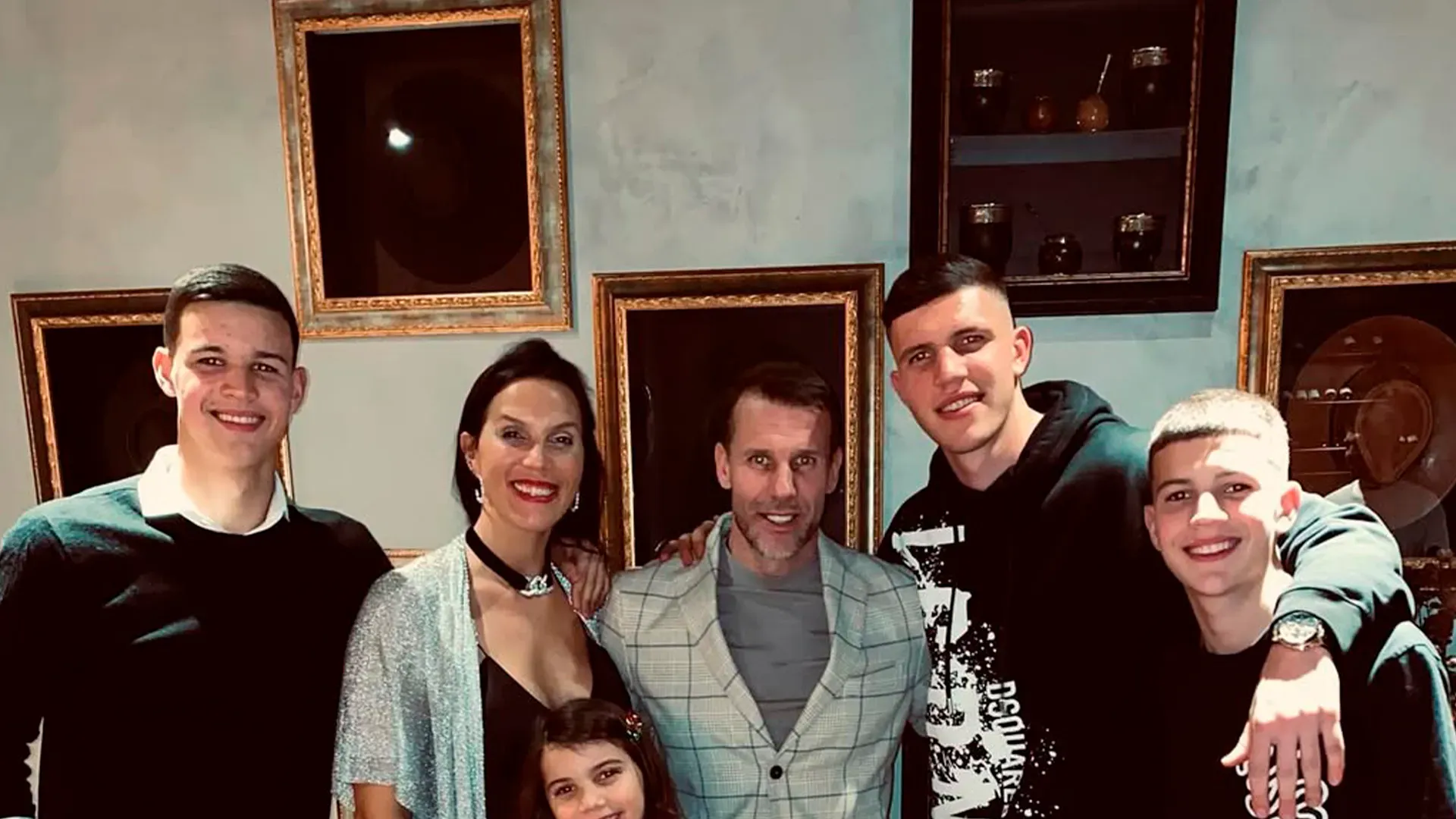 Cristiano Carboni junto a su familia.