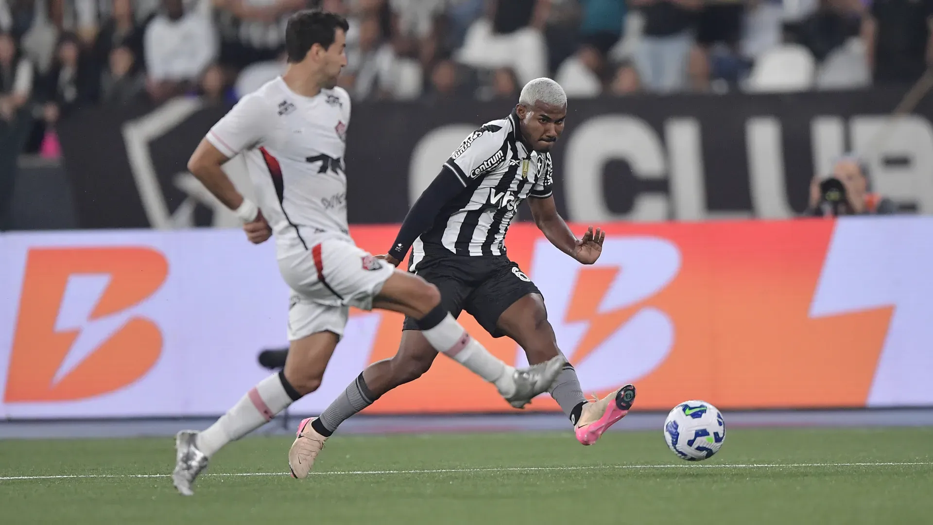 Cuiabano em campo pelo Botafogo contra o Vitória – Foto: Thiago Ribeiro/AGIF