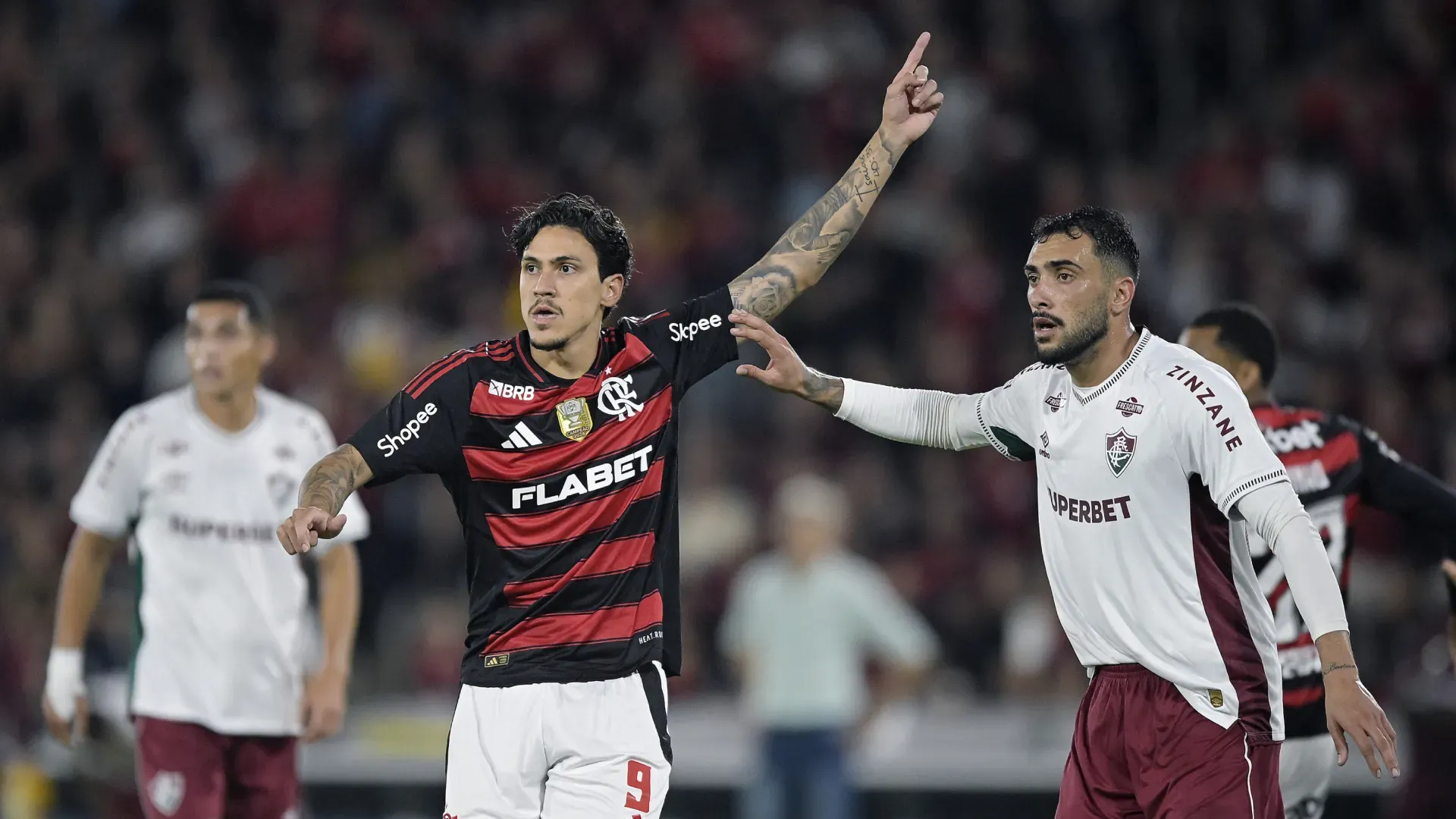 Pedro e Freytes durante o Fla-Flu no primeiro turno – Foto: Alexandre Loureiro/AGIF