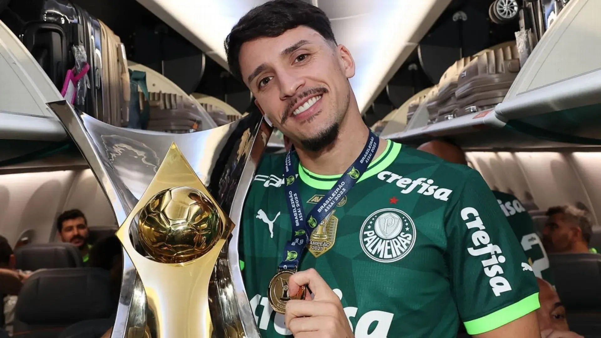 Piquerez com a taça do Campeonato Brasileiro – Foto: Cesar Greco/Palmeiras