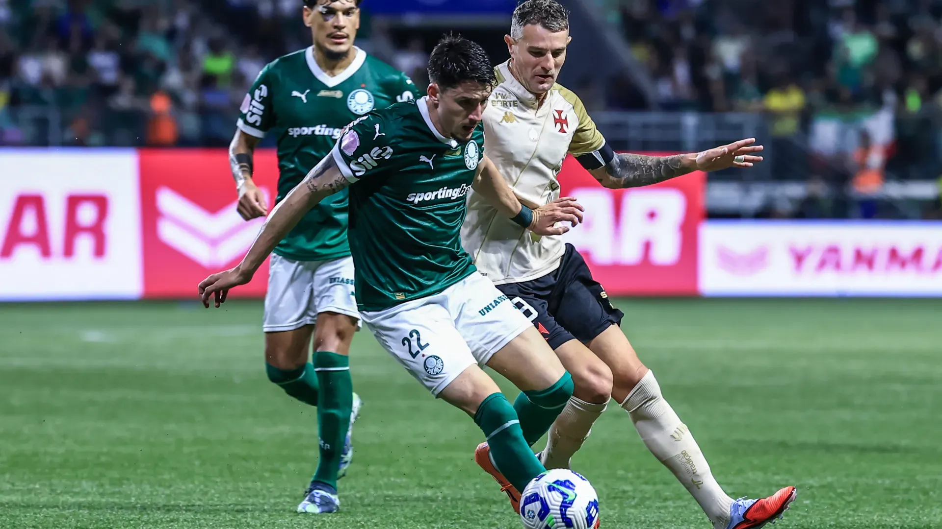 Piquerez disputando a bola com Pablo Vegetti no Allianz Parque – Foto: Marcello Zambrana/AGIF