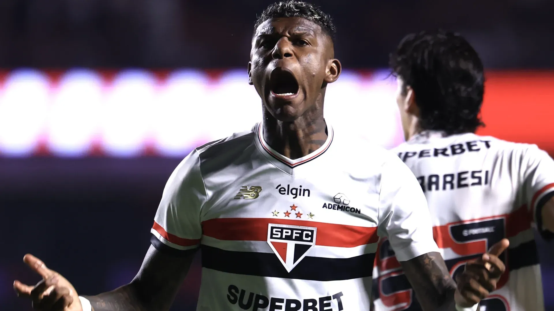 Robert Arboleda comemorando com a torcida no MorumBis – Foto: Marcello Zambrana/AGIF