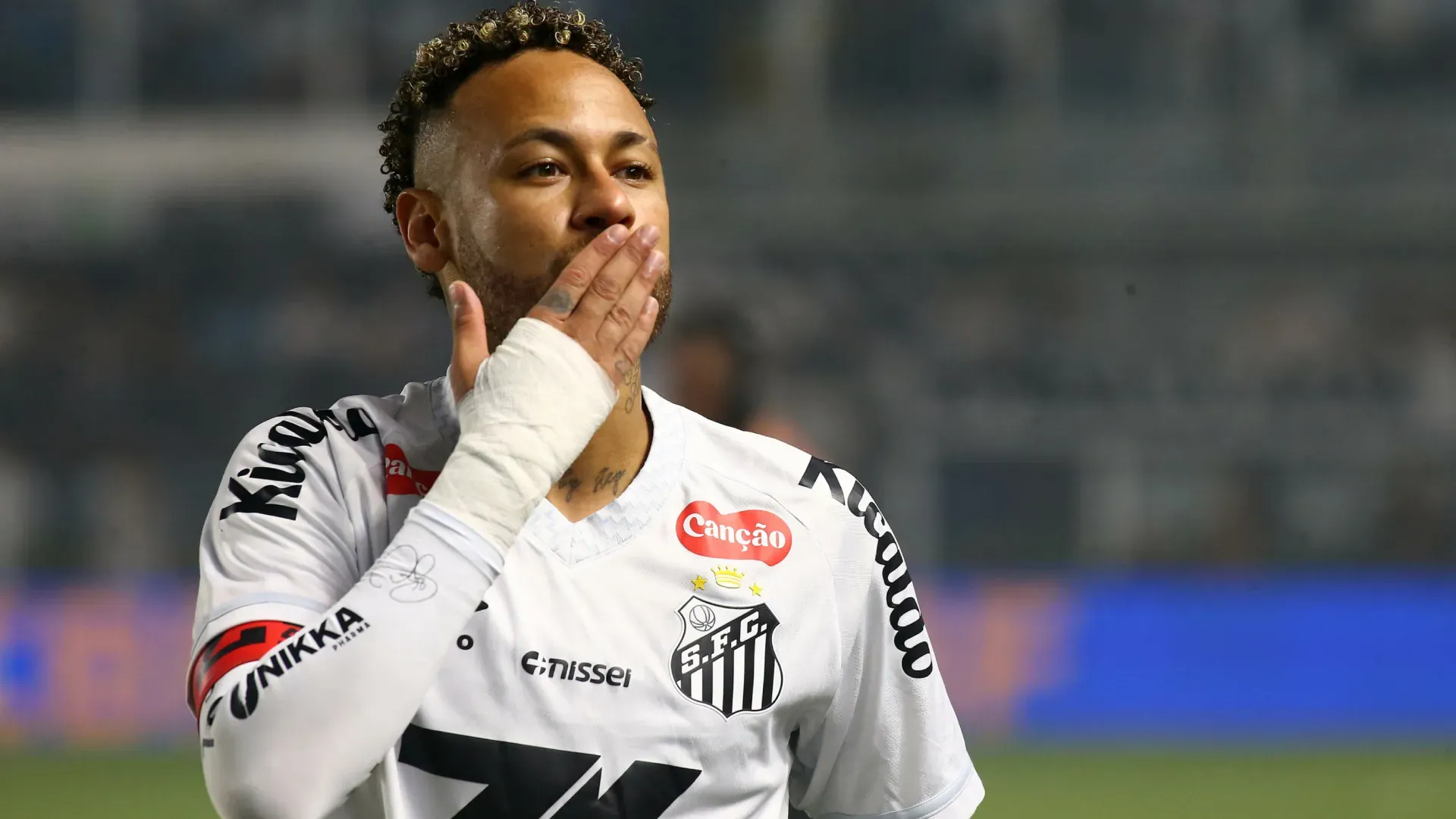 Neymar comemorando pelo Santos na Vila Belmiro – Foto: Mauricio De Souza/AGIF