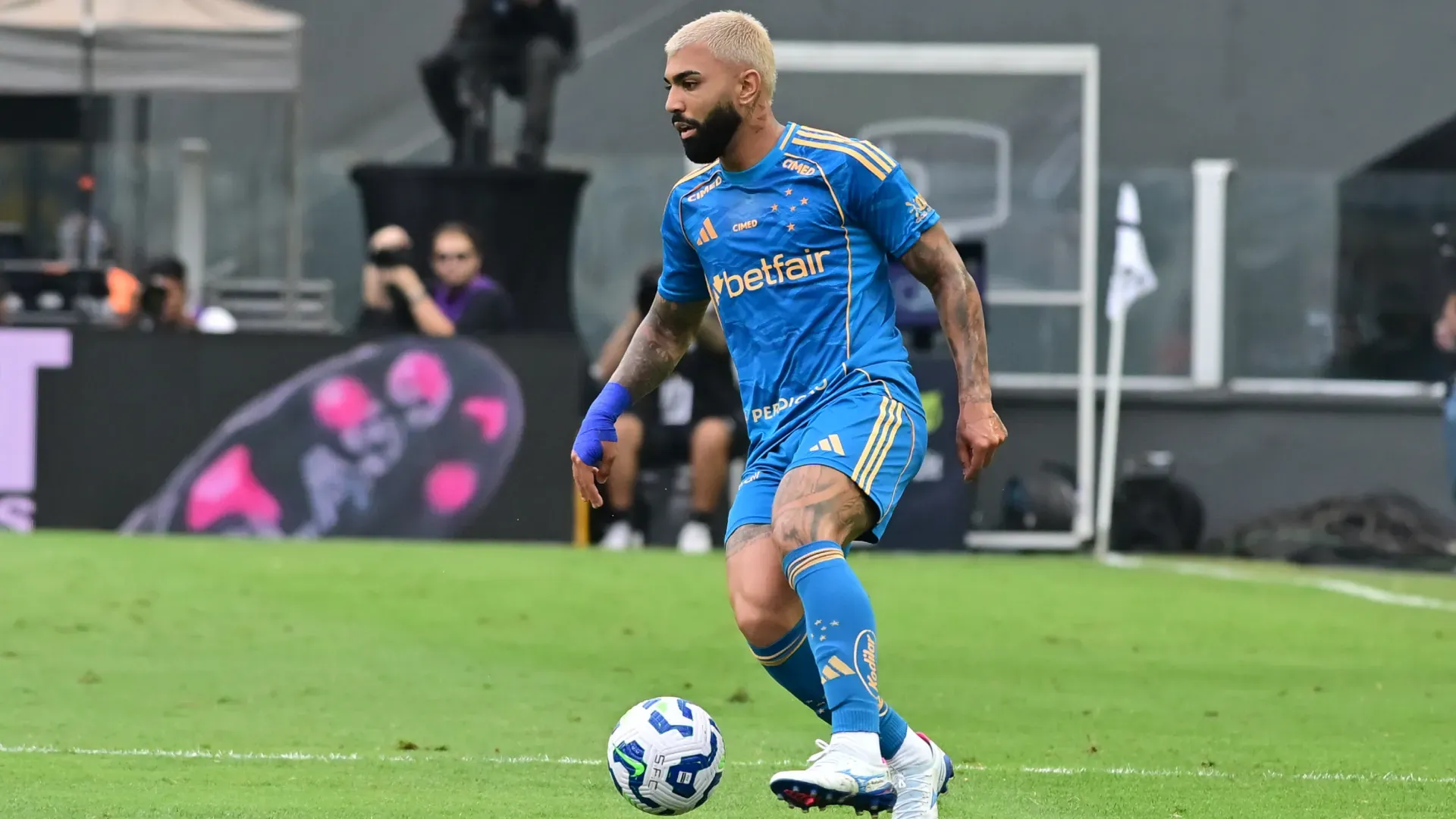 Gabigol em ação pelo Cruzeiro contra o Santos – Foto: Jota Erre/AGIF