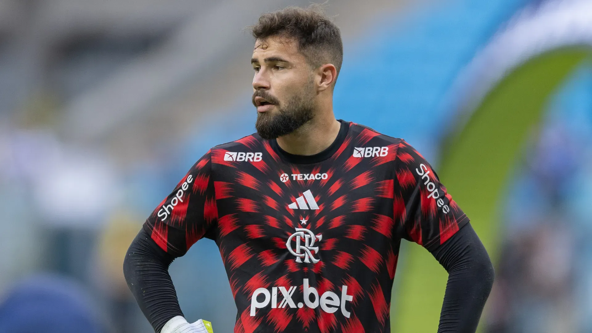 Matheus Cunha, jogador do Flamengo, durante partida contra o Grêmio no estádio Arena do Grêmio pelo campeonato Brasileiro A 2025. Foto: Liamara Polli/AGIF
