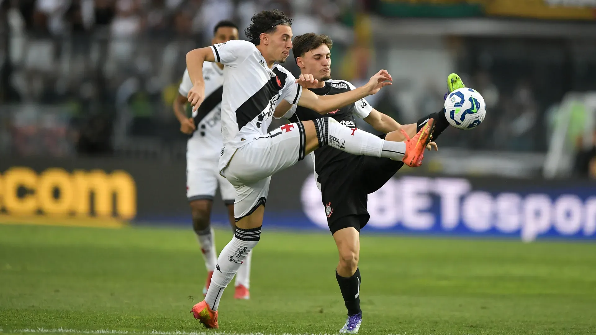 Nuno Moreira durante o duelo entre Vasco e Corinthians no Brasileirão – Foto: Thiago Ribeiro/AGIF
