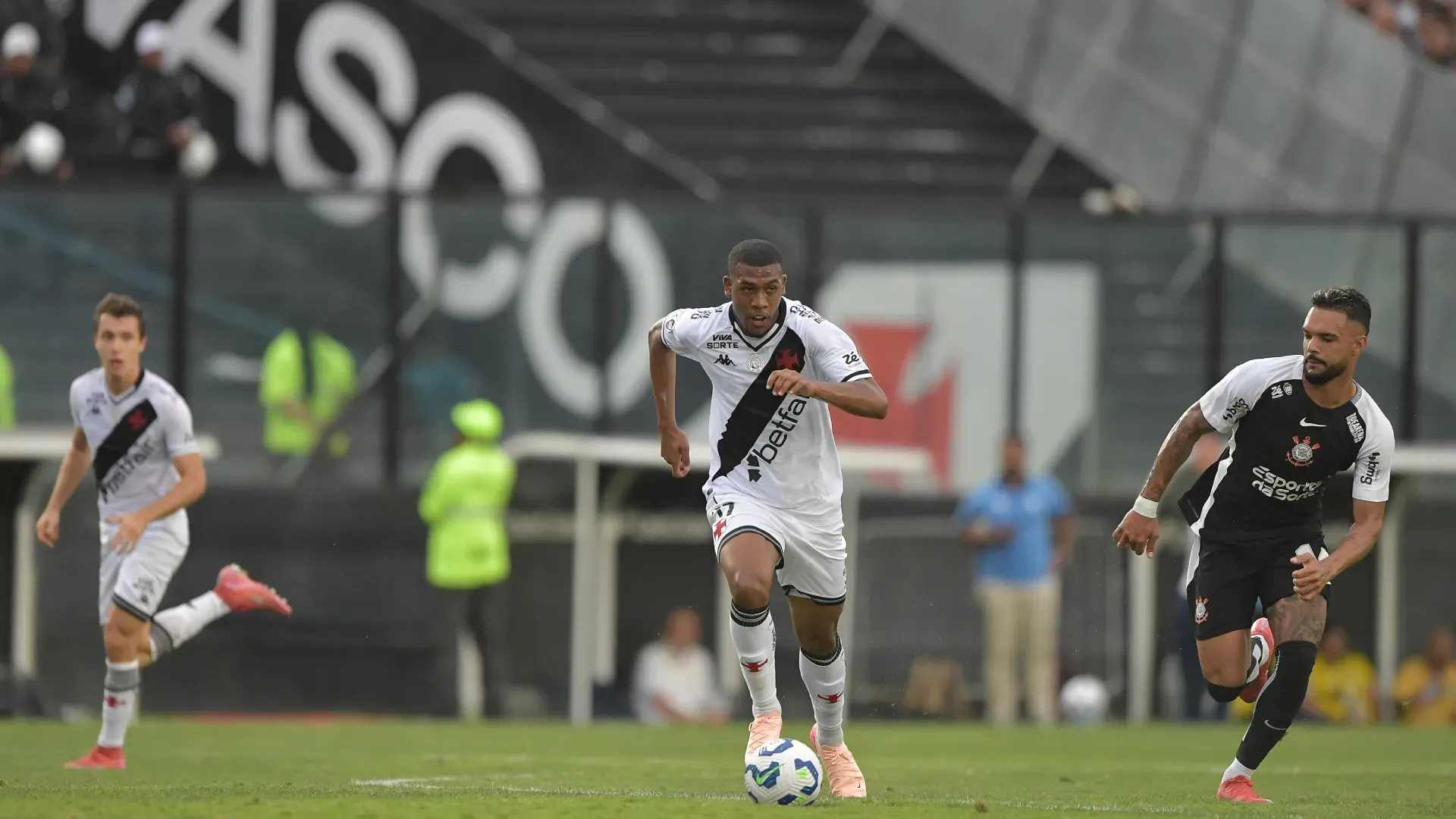 Rayan em campo pelo Vasco contra o Corinthians – Foto: Thiago Ribeiro/AGIF