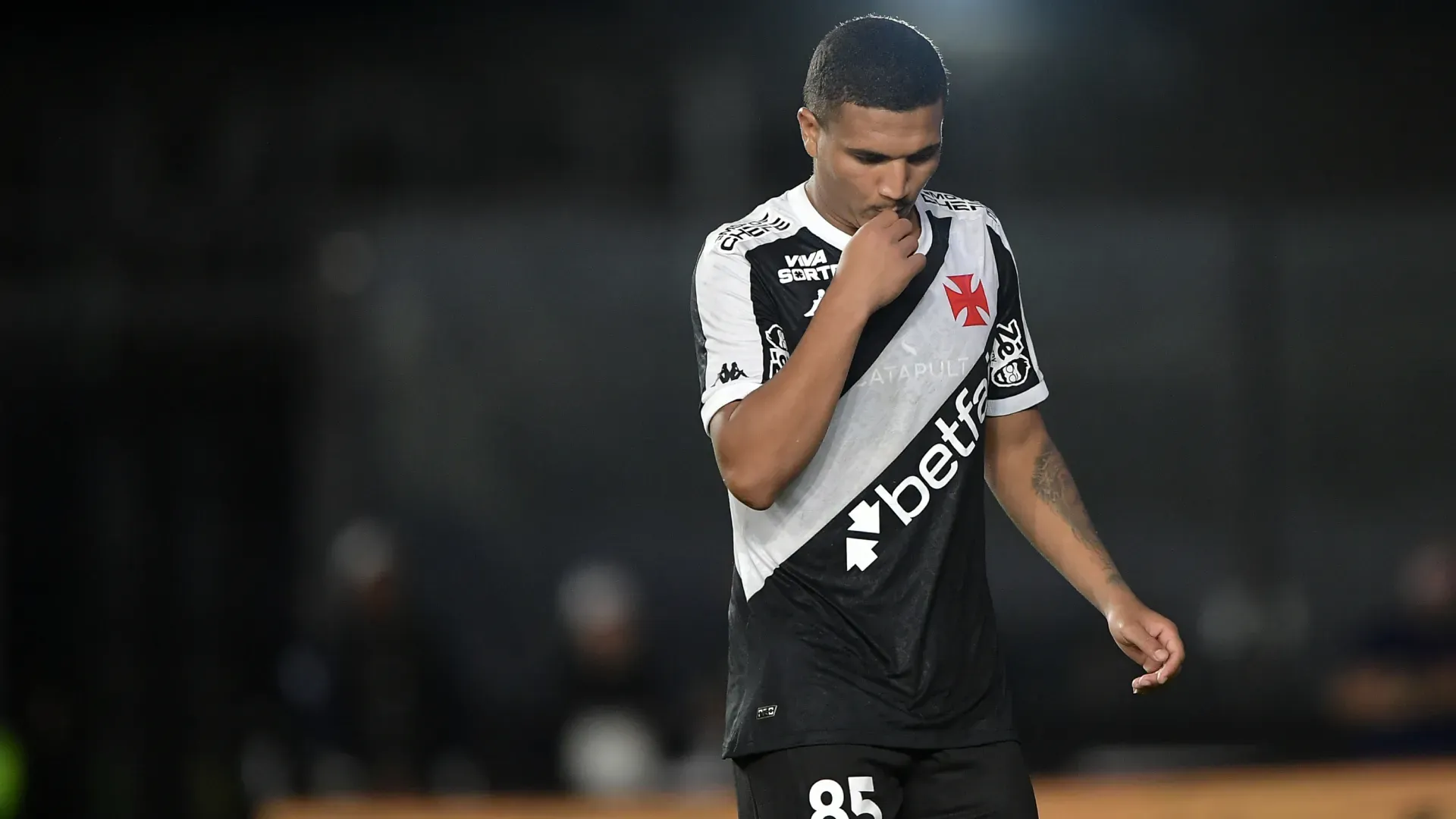 Matheus Cocão irá desfalcar o Vasco contra o Corinthians – Foto: Thiago Ribeiro/AGIF