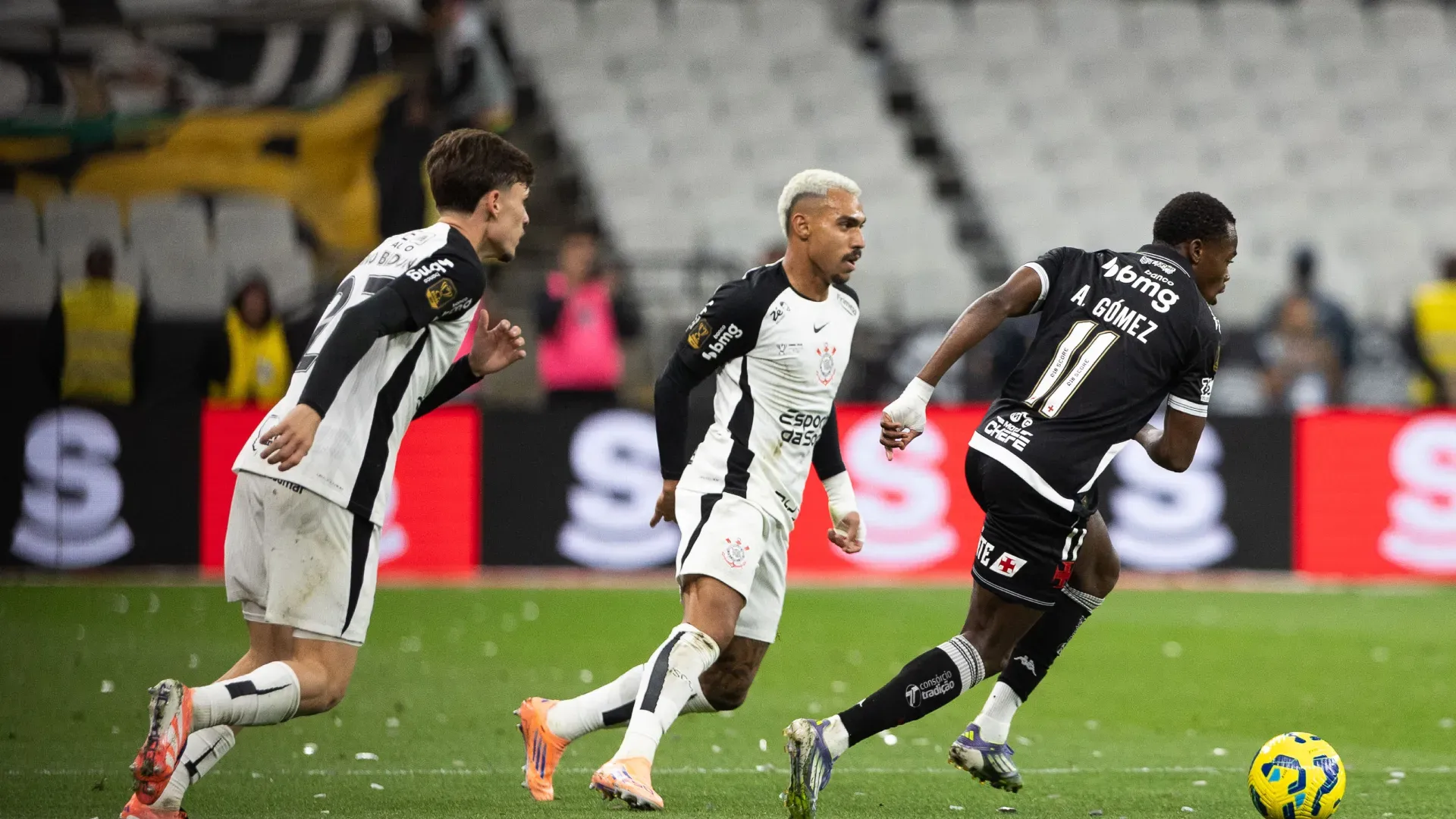 Matheuzinho em ação pelo Corinthians contra o Vasco – Foto: Joisel Amaral/AGIF