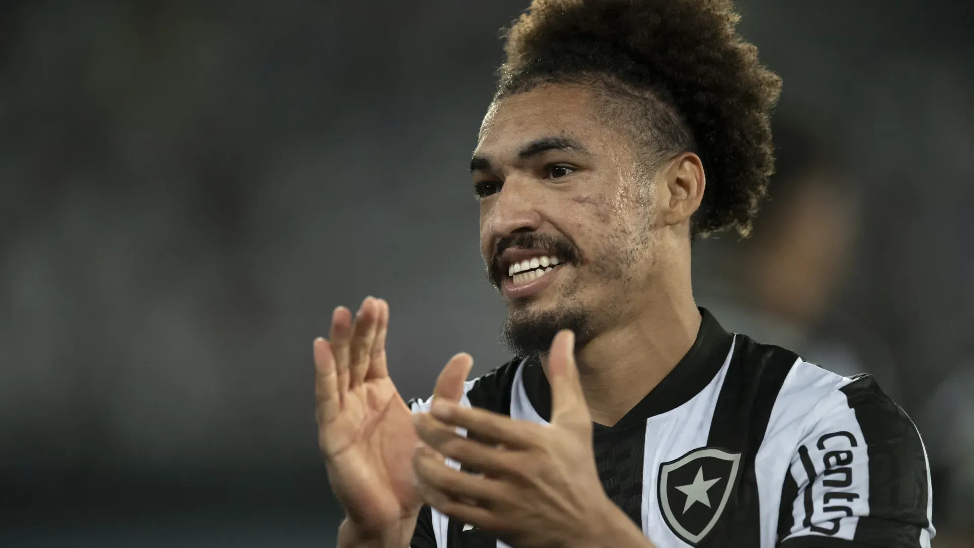 Adryelson em ação pelo Botafogo – Foto: Thiago Ribeiro/AGIF