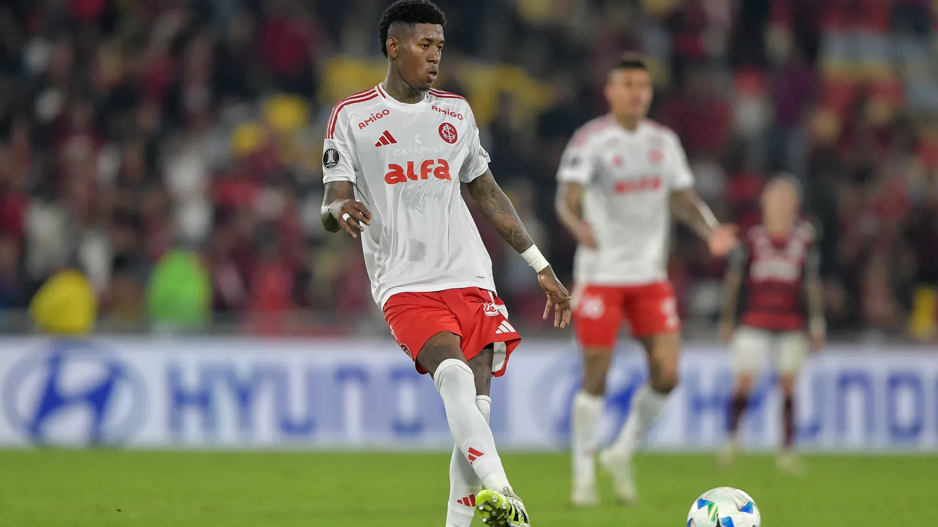 Vitão é o primeiro reforço do Flamengo para 2026 – Foto: Thiago Ribeiro/AGIF