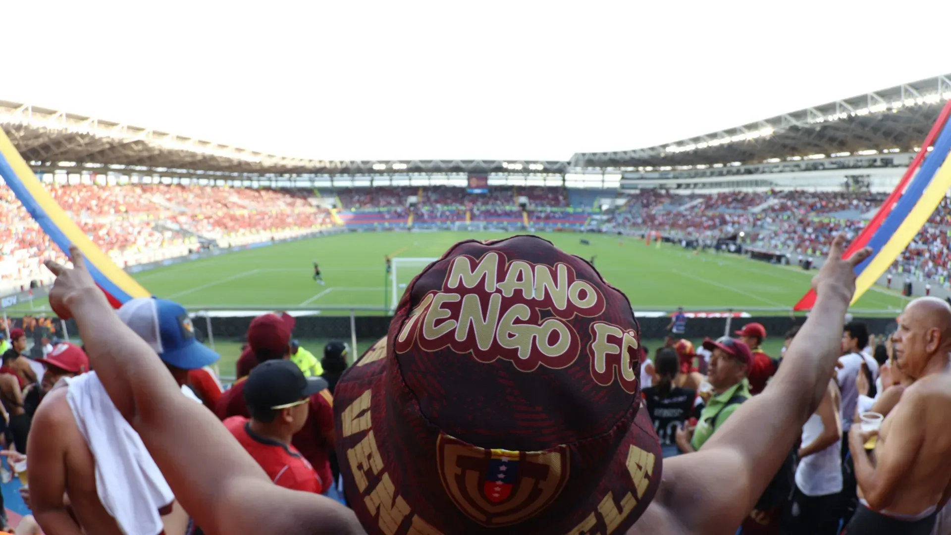 Een fan van Venezuela juicht zijn team toe voorafgaand aan de Zuid-Amerikaanse FIFA Wereldbeker 2026 kwalificatiewedstrijd tussen Venezuela en Uruguay in Estadio Monumental de Maturin