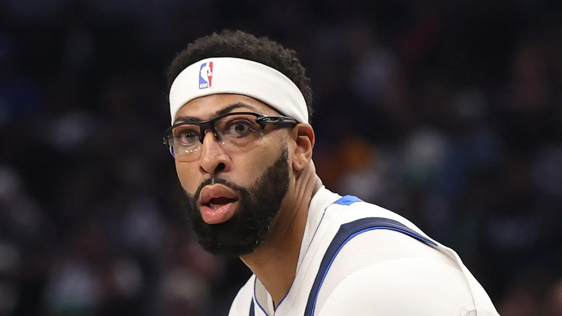 Anthony Davis looking