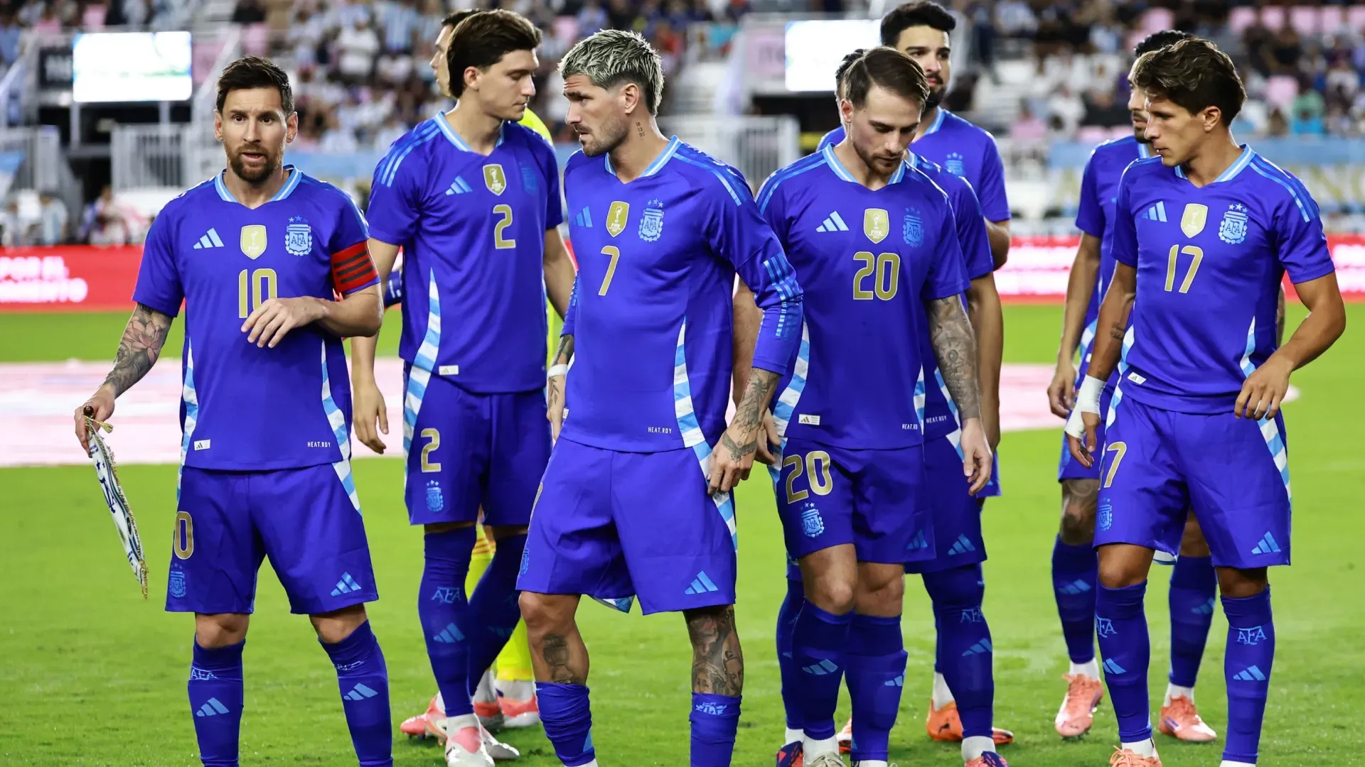 Lionel Messi and his teammates from Argentina before an International Friendly match in 2025. (Source: Carmen Mandato/Getty Images)