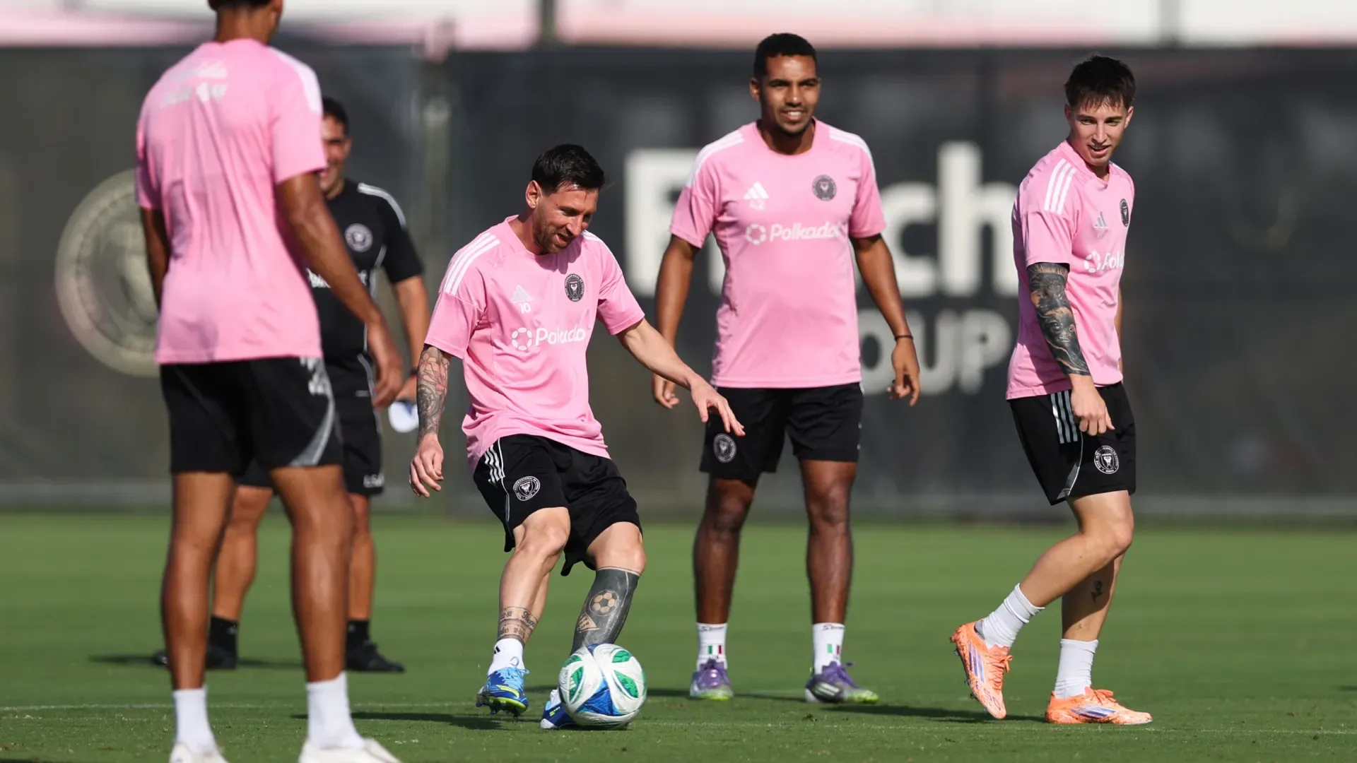 Lionel Messi #10 dari Inter Miami CF menendang bola saat sesi latihan jelang Final Piala MLS Audi 2025. Gambar Megan Briggs/Getty
