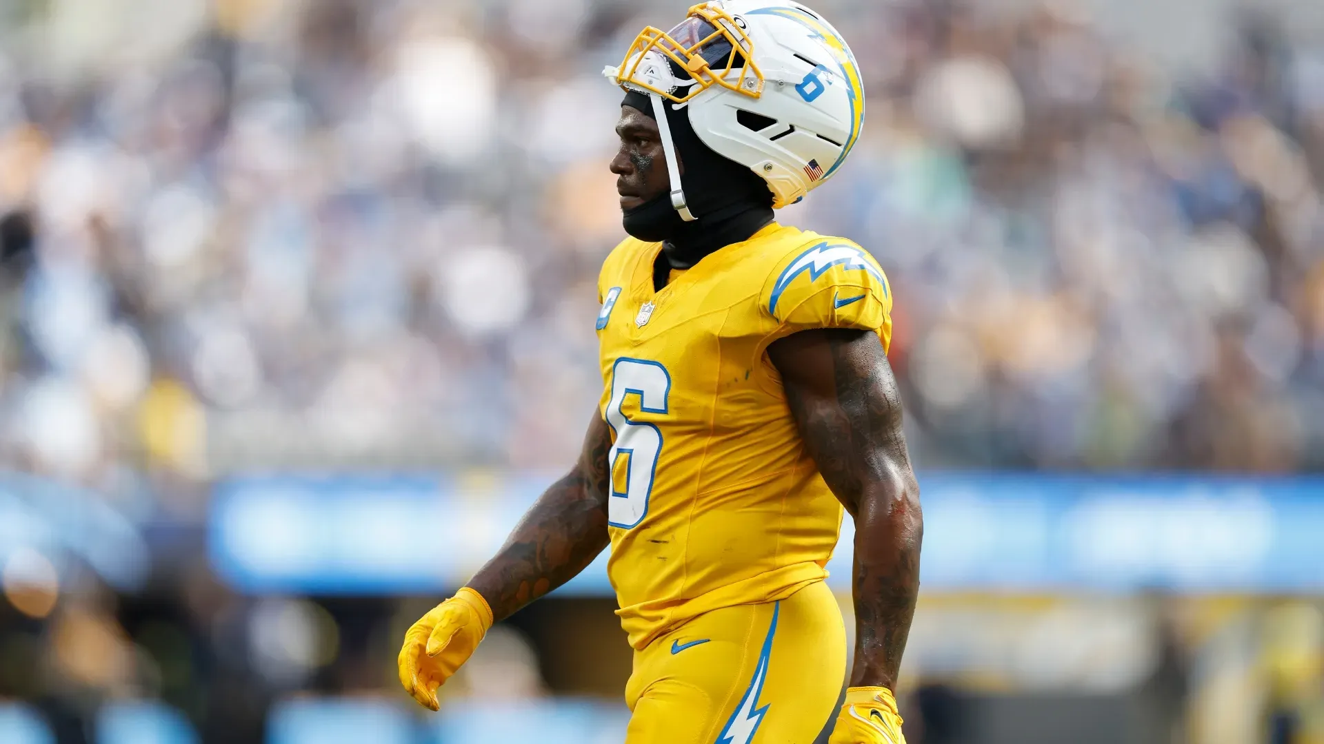 Denzel Perryman #6 of the Los Angeles Chargers